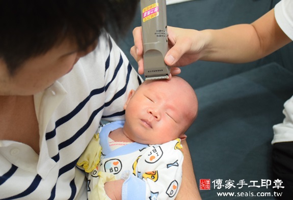 洋洋(新北中和區到府嬰兒寶寶滿月剃頭理髮、免費到府嬰兒剃胎毛儀式吉祥話)。到府剃頭剃胎毛主持、專業拍照、DVD光碟、證書。★購買「臍帶章、肚臍章、胎毛筆刷印章」贈送：剃頭、收涎、抓周，三選一。2015.10.31 照片21